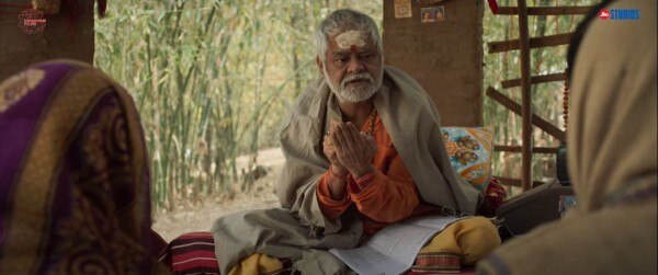 गुरुवर संजय मिश्रा गांव के पंडित बने हैं. फोटो - ट्रेलर aadhaar trailer