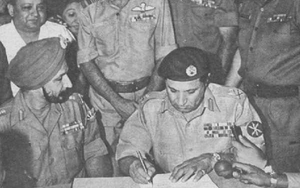 इस तस्वीर में 1971 युद्ध के बाद पाकिस्तान के लेफ्टिनेंट जनरल आमिर अब्दुल खान नियाज़ी से कौन इंस्ट्रूमेंट ऑफ़ सरेंडर साइन करवा रहे हैं?