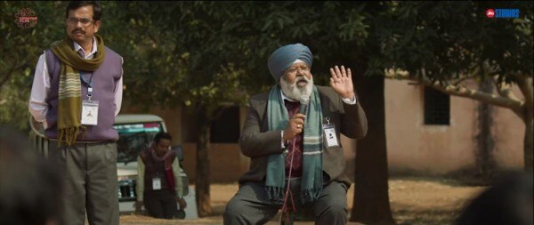 आधार का नंबर मिल गया तो गुरु, वारे-न्यारें हो जाएंगे. फोटो - ट्रेलर aadhaar trailer