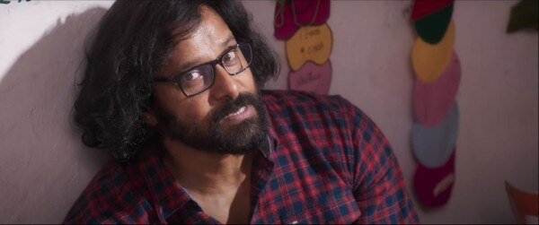 विक्रम का किरदार गरीब बच्चों को मैथ्स पढ़ाता है. फोटो - टीज़र cobra teaser