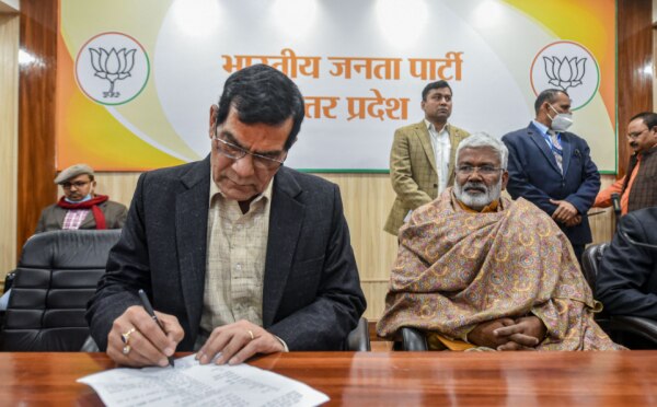 पार्टी के दस्तावेज़ साइन करते अरविंद कुमार शर्मा, साथ में मौजूद हैं स्वतंत्र देव सिंह Arvind Sharma Signing Joining Papers