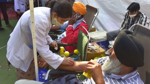 कृषि कानूनों के खिलाफ प्रदर्शन कर रहे किसानों ने भी ब्लड डोनेशन कैंप में ब्लड डोनेट किया. तस्वीर 15 दिसंबर 2020 की है. (क्रेडिट- PTI) Blood Donation 1