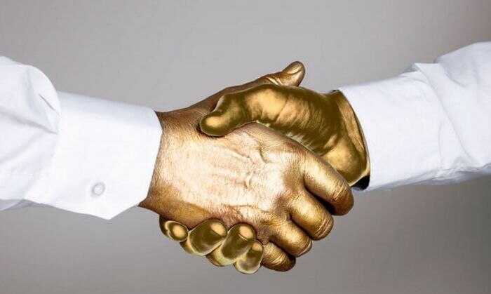 गोल्डन हैंड शेक (सांकेतिक तस्वीर: jooinn.com) गोल्डन हैंड शेक (सांकेतिक तस्वीर: jooinn.com)