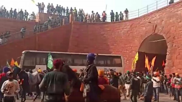 लालकिले में बड़ी संख्या में प्रदर्शनकारी घुस गए थे. फोटो-आजतक Lal Quila Delhi