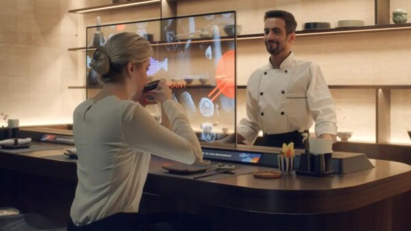 ये है LG की ट्रांसपैरेंट स्क्रीन वाली TV. (फ़ोटो: LG) Lg Transparent