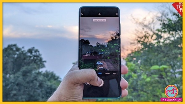 बड़े फ़ोन एक हाथ से आसानी से इस्तेमाल नहीं किये जा सकते (फ़ोटो: IndiaToday) Lt Xiaomi Phone Big