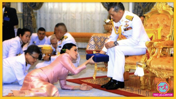 चौथी रानी पत्नी सुथिदा राजा के सामने दंडवत. (तस्वीर: एएफपी) Maha Vajiralongkorn With Suthida