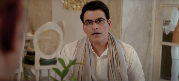 मानव कौल यहां मुख्यमंत्री तारा के पति बने हैं. फोटो - ट्रेलर Manav Kaul In Madam Chief Minister