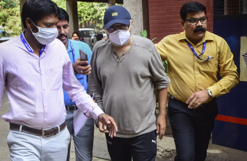 तस्वीर 30 दिसम्बर की. BARC के पूर्व प्रमुख पार्थो दासगुप्ता को कोर्ट में पेश करती पुलिस. (PTI) Partho Dasgupta
