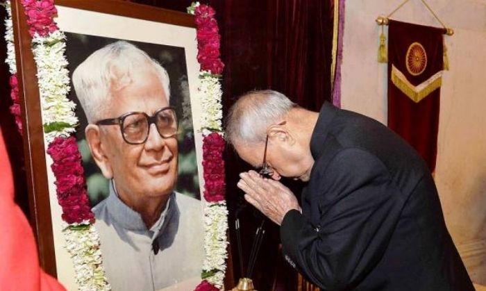 पूर्व राष्ट्रपति आर वेंकटरमन की जयंती पर पूर्व राष्ट्रपति प्रणब मुखर्जी श्रद्धांजलि अर्पित करते हुए. (फ़ाइल फ़ोटो/PTI) पूर्व राष्ट्रपति आर वेंकटरमन की जयंती पर पूर्व राष्ट्रपति प्रणब मुखर्जी श्रद्धांजलि अर्पित करते हुए. (फ़ाइल फ़ोटो/PTI)