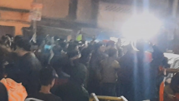रांची की सड़कों पर इस तरह से लोगों की भीड़ ने हंगामा किया. (फोटो- आकाश कुमार) Ranchi 22