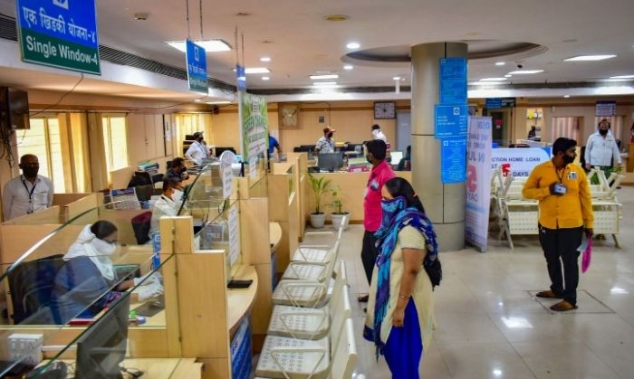 SBI भी बीते साल अपने कर्मचारियों के लिए VRS लेकर आने वाली थी. लेकिन फिर पीछे हट गई. (तस्वीर: PTI) SBI भी बीते साल अपने कर्मचारियों के लिए VRS लेकर आने वाली थी. लेकिन फिर पीछे हट गई. (तस्वीर: PTI)