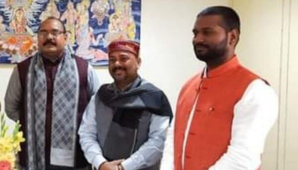 बीच में टोपी लगाए सुरेंद्र चौधरी Surendra Chaudhari