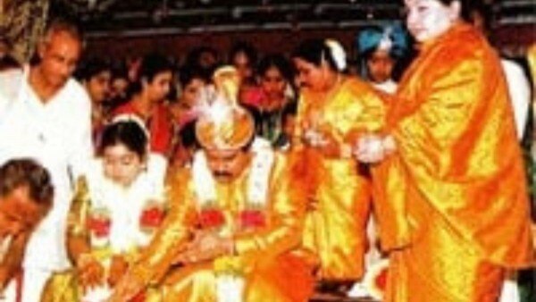 जयललिता के दत्तक पुत्र सुधाकरन की शादी 90 के दशक की सबसे चर्चित शादियों में से एक थी. जयललिता के दत्तक पुत्र सुधाकरन की शादी 90 के दशक की सबसे चर्चित शादियों में से एक थी.