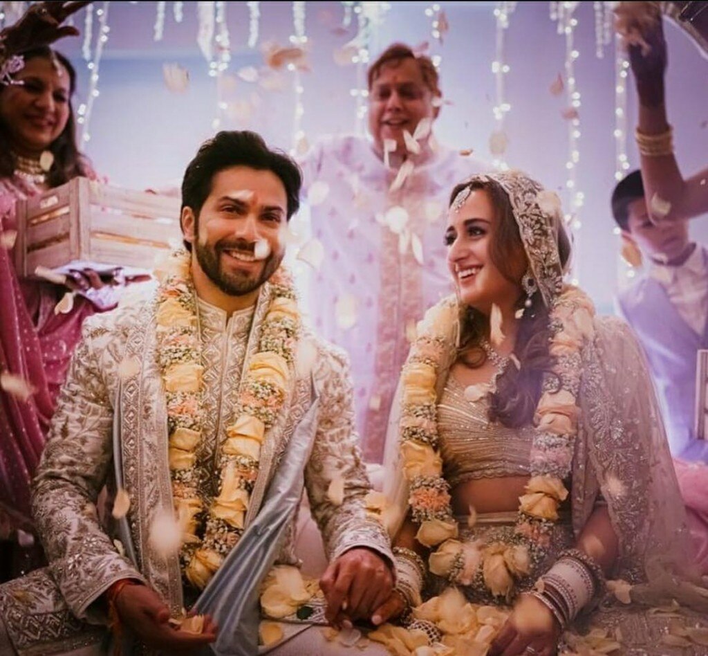 वरुण और नताशा, बीच में दिख रहे हैं वरुण के पिता डेविड धवन Varun Dhawan Marriage 1