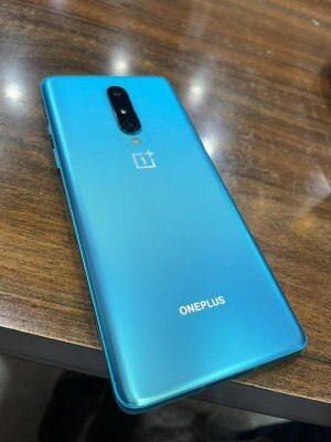 साल 2020 के पहले हाफ में वनप्लस 8 आया था. (फ़ोटो: Harshita Pathak/ The Lallantop) oneplus 8