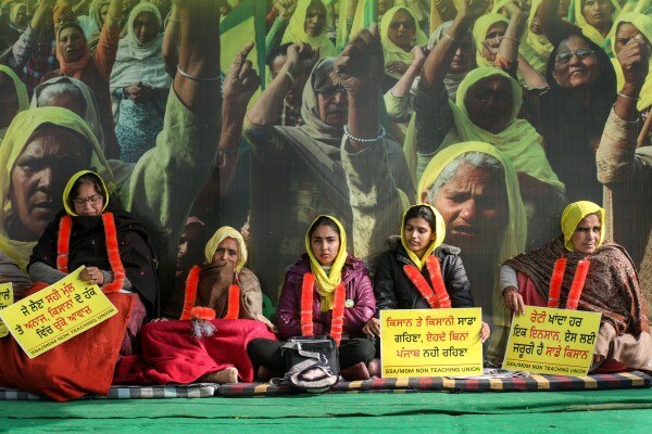 टिकरी बॉर्डर पर विरोध में हिस्सा लेतीं महिला किसान. (तस्वीर: PTI) Women Farmers At Tikri 2