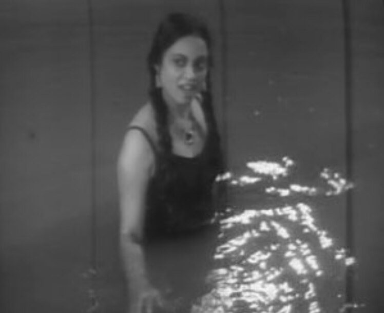 1938 में आई फिल्म 'ब्रह्मचारी' के एक सीन में स्विमसूट पहने शिल्पा की दादी मीनाक्षी शिरोडकर. 1938 में आई फिल्म 'ब्रह्मचारी' के एक सीन में स्विमसूट पहने शिल्पा की दादी मीनाक्षी शिरोडकर.