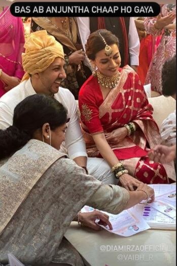 दिया मिर्जा और राघव रेखी शादी की रस्मों को करते हुए. दिया मिर्जा और राघव रेखी शादी की रस्मों को करते हुए.