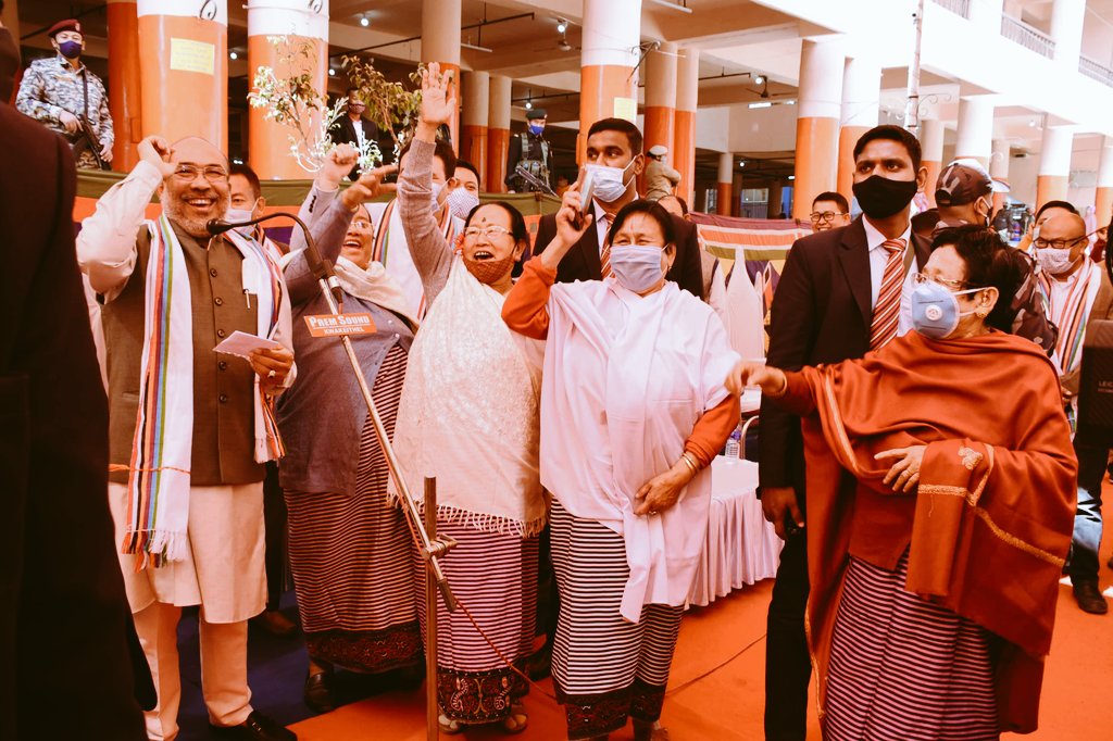 11 महीने बाद जब बाजार खुला तो वहां की महिला व्यापारियों के चेहरों पर मुस्कान वापस आ गई. 11 महीने बाद जब बाजार खुला तो वहां की महिला व्यापारियों के चेहरों पर मुस्कान वापस आ गई.