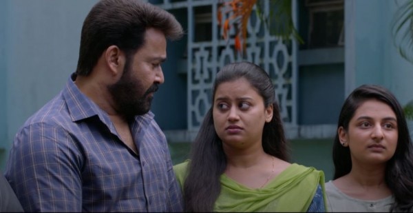 'दृश्यम 2'की कहानी छह साल बाद की है. फिल्म भी लगभग इतने साल बाद ही आई है. इससे बेटियों की उम्र में बढ़ोतरी एकदम लॉजिकल लगती है. Father Daughters
