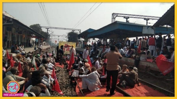 हरियाणा के यमुनानगर में रेल रोकने पहुंचे किसान पटरी के बीच में दरी बिछाकर बैठ गए. Haryana Rail Roko