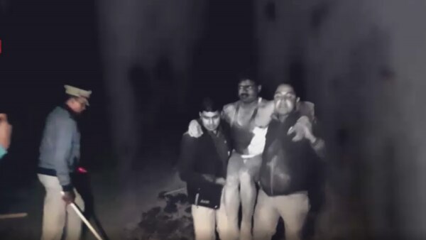 घायल दारोगा को ले जाते पुलिसकर्मी. फोटो- आजतक Kasganj sub inspector