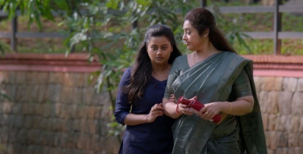 मीना इमोशनल दृश्यों में काफी सहज लगती हैं. Mother Daughter
