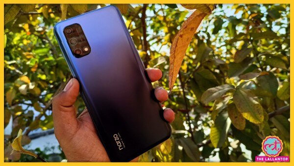 Narzo 30 Pro की बैक पर मैट फ़िनिश वाली प्लास्टिक है. (फ़ोटो: Mohammad Faisal/ The Lallantop) Narzo 30 Pro 4