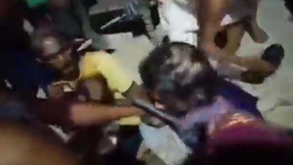 मैनपुरी में विधवा महिला का सिर का मुंडन कर दिया गया. (फोटो- वीडियो स्क्रीनशॉट) Slut Shaming And Witch Hunting (3)