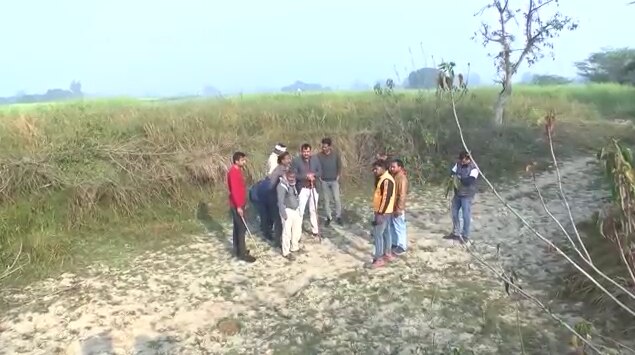 तीनों लड़कियों को गंभीर हालत में अस्पताल ले जाया गया. जहां डॉक्टरों ने दो को मृत घोषित कर दिया. तीसरी की हालत क्रिटिकल बनी हुई है. तीनों लड़कियों को गंभीर हालत में अस्पताल ले जाया गया. जहां डॉक्टरों ने दो को मृत घोषित कर दिया. तीसरी की हालत क्रिटिकल बनी हुई है.