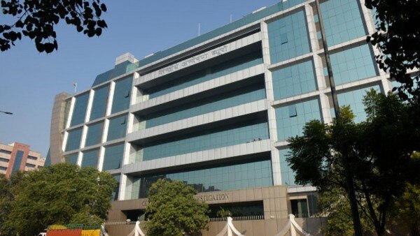 केंद्रीय जांच ब्यूरो (CBI) ने कोयले की स्मगलिंग से जुड़े एक कथित मामले में तृणमूल कांग्रेस के सांसद अभिजीत बनर्जी की पत्नी रुजीरा नरुला को नोटिस भेजा है. केंद्रीय जांच ब्यूरो (CBI) ने कोयले की स्मगलिंग से जुड़े एक कथित मामले में तृणमूल कांग्रेस के सांसद अभिजीत बनर्जी की पत्नी रुजीरा नरुला को नोटिस भेजा है.