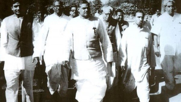 अटल बिहारी वाजपेयी और अन्य नेताओं के साथ बलराज मधोक (दाएं से दूसरे). अटल बिहारी वाजपेयी और अन्य नेताओं के साथ बलराज मधोक (दाएं से दूसरे).
