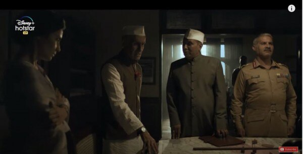 सीरीज़ में प्रधानमंत्री जवाहरलाल नेहरू चीनी टुकड़ी से निपटने के तरीकों पर बात करते हुए. सीरीज़ में प्रधानमंत्री जवाहरलाल नेहरू चीनी टुकड़ी से निपटने के तरीकों पर बात करते हुए.