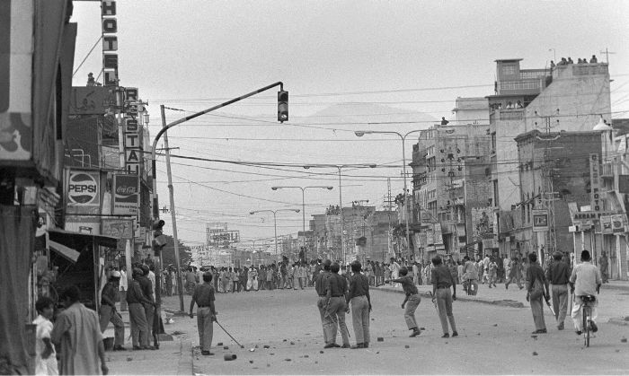 तस्वीर में: भुट्टो के ख़िलाफ़ PNA के हिंसक प्रदर्शन. (AFP) तस्वीर में: भुट्टो के ख़िलाफ़ PNA के हिंसक प्रदर्शन. (AFP)