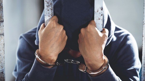 पियाली ने पुलिस को गोलमोल जवाब दिया, जिसके चलते पुलिस को उस पर शक हुआ और उसे गिरफ्तार कर लिया गया. 4