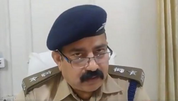 बहराइच के एडिशनल सिटी एसपी कुंवर ज्ञानंजय सिंह ने बताया कि सुसाइड नोट में लिखी बातों की जांच हो रही है. जांच पूरी होते ही कार्रवाई की जाएगी. Additional City Sp Behraich
