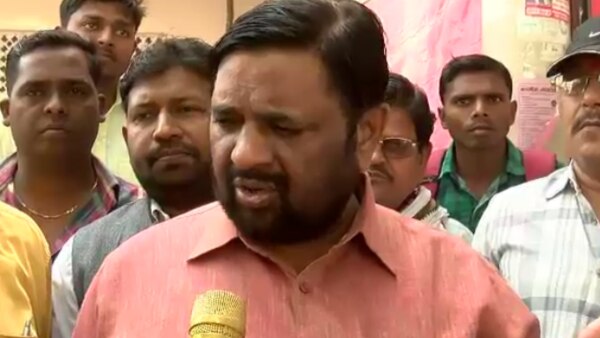 BJP सांसद कौशल किशोर मीडिया से बात करते हुए. Ayush And Ankita Case (2)