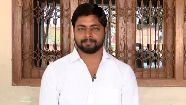 आयुष का भाई विकास किशोर, मीडिया से बात करते हुए. Ayush And Ankita Case (5)
