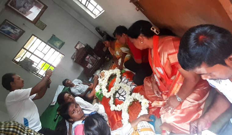 Shova Majumdar के पार्थिव शरीर को बीजेपी के झंडे में लपेटा गया. Shova Majumdar के पार्थिव शरीर को बीजेपी के झंडे में लपेटा गया.