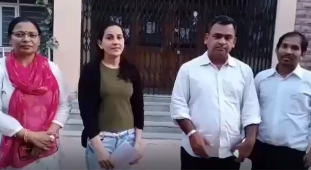 Chhotta Devi वकील राजेंद्र सोनी और रूपवती देवड़ा के साथ. Chhotta Devi वकील राजेंद्र सोनी और रूपवती देवड़ा के साथ.