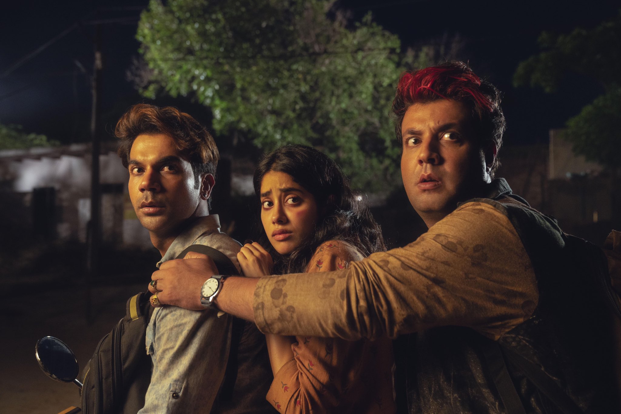 फिल्म 'रूही' के एक सीन में राजकुमार राव, जाह्नवी कपूर और वरुण शर्मा. फिल्म 'रूही' के एक सीन में राजकुमार राव, जाह्नवी कपूर और वरुण शर्मा.