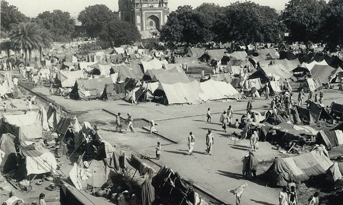 तस्वीर में: बंटवारे की त्रासदी. शरणार्थी कैंप. (AFP) तस्वीर में: बंटवारे की त्रासदी. शरणार्थी कैंप. (AFP)