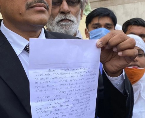 आयशा का आखिरी लेटर दिखाते उनके वकील. Letter
