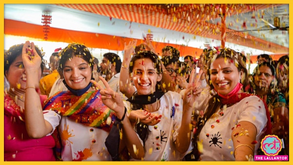 उत्तर प्रदेश में फूलों की होली भी बहुत प्रचलित है. (तस्वीर: पीटीआई) Mathura Holi