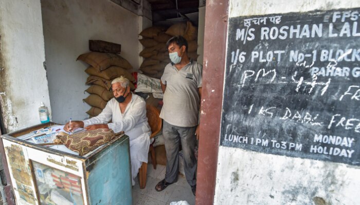 सुप्रीम कोर्ट के सामने केंद्र सरकार ने कह दिया है कि राशन कार्ड बनवाना राज्यों की ज़िम्मेदारी है. (सांकेतिक फोटो- PTI) Ration Card