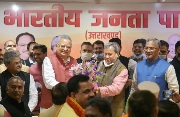 पूर्व मंत्री त्रिवेंद्र सिंह रावत ने ही तीरथ के नाम का ऐलान किया. (फोटो-PTI) Tirah 2