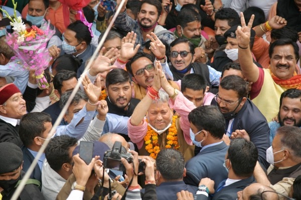 बुधवार, 10 मार्च को सीएम पद के नाम के ऐलान के बाद कार्यर्ताओं से घिरे तीरथ सिंह रावत. (फोटो-पीटीआई) Tirath 1