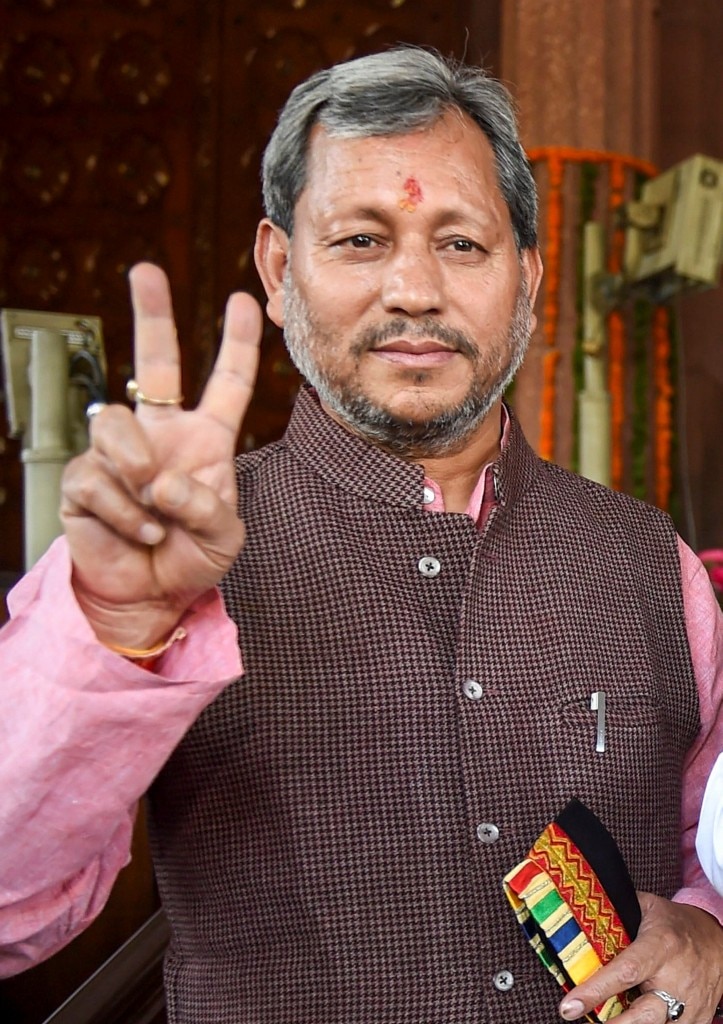 संसद में विक्ट्री साइन दिखाते तीरथ सिंह रावत (फाइल फोटो-PTI) Tirath