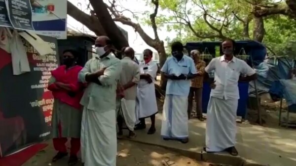 पालक्कड़ में कई सारे लोग पुलिस अधिकारियों के खिलाफ एक्शन की मांग कर रहे हैं. (फोटो- गोपी कृष्णन) Walayar Case (2)